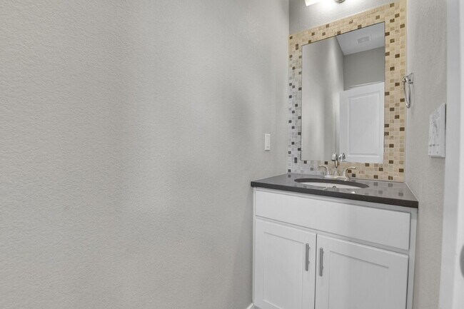 Building Photo - $3,295 - 2 Bed/2.5-bathroom Townhome in De...