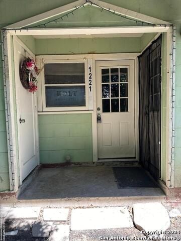 Building Photo - 1221 W Thorain Blvd