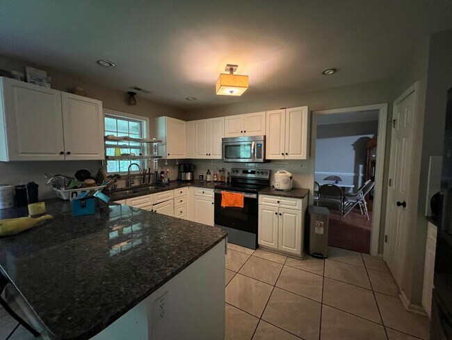 Building Photo - Charming Home in Country Club Hills – Idea...