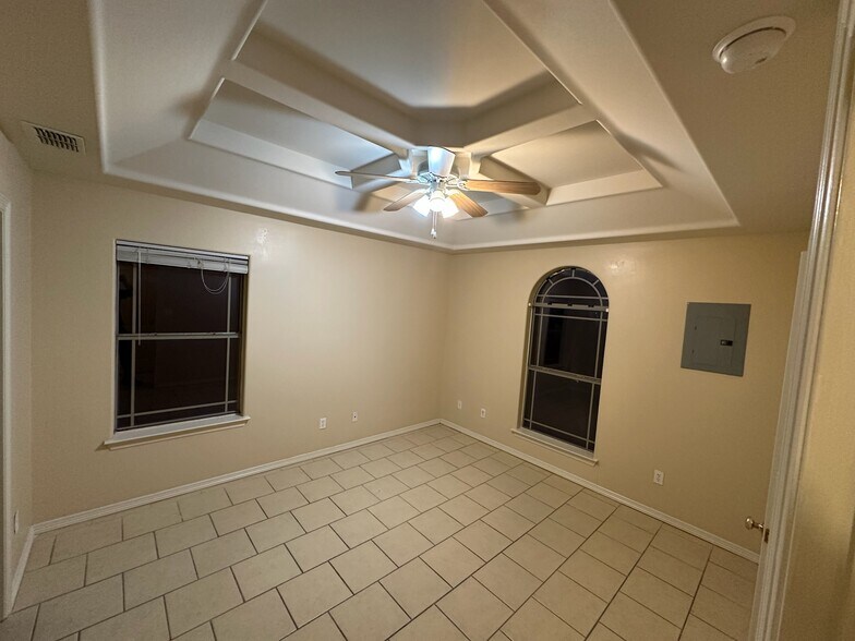 Building Photo - 2201 N Dahlia St