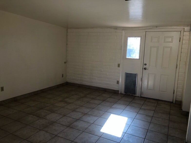 Building Photo - 1703 E 13th St