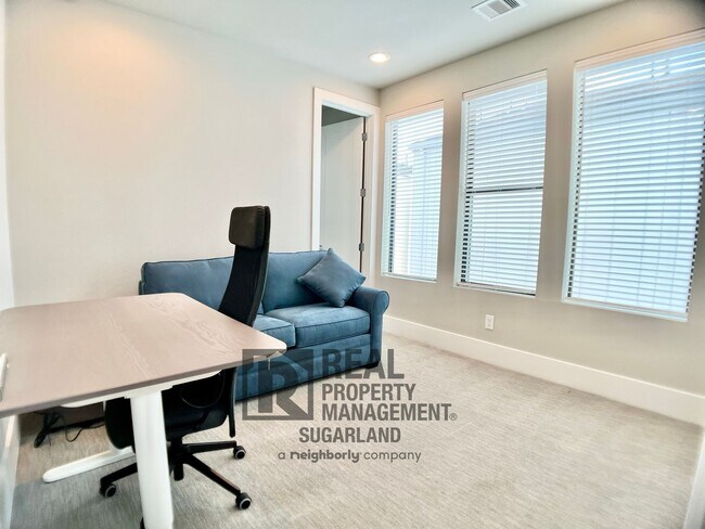 Building Photo - Luxurious Three Story Townhome!