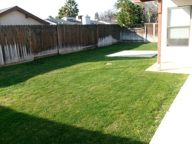 Building Photo - LAURELGLEN !