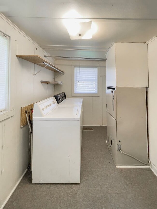 Building Photo - PRELEASING for AUGUST! Close to Campus