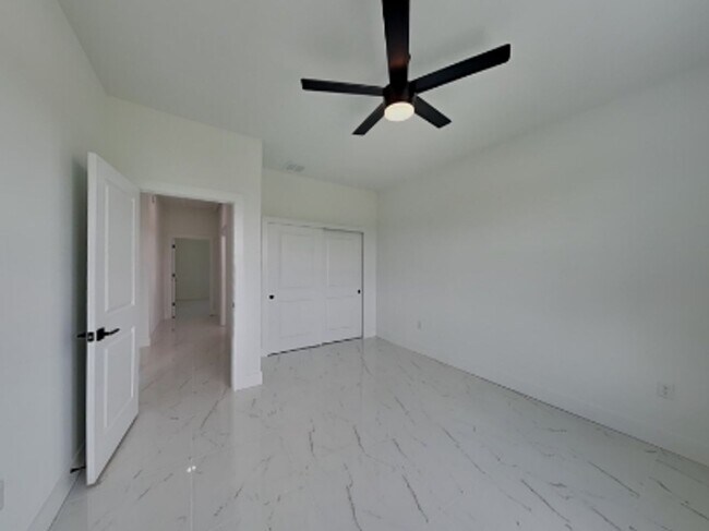 Building Photo - 2309 NE 39th St