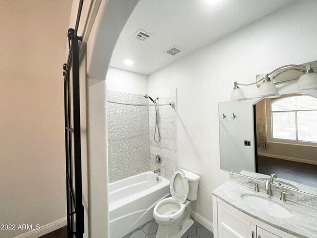 Building Photo - 500 N Roosevelt Ave