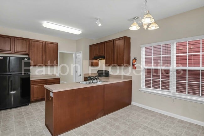 Building Photo - Rosewood Hills Home