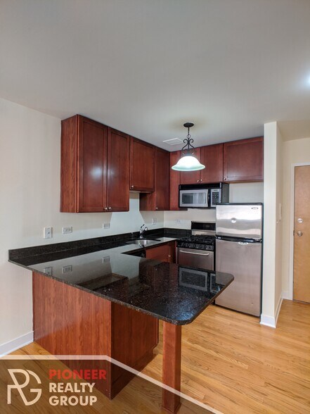 Building Photo - 630 W Wrightwood Ave