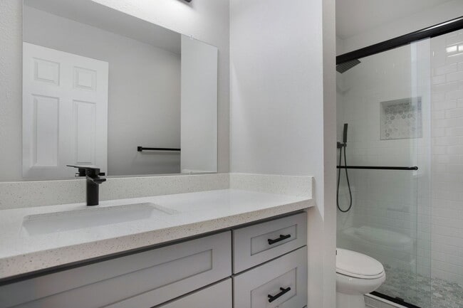Building Photo - Beautifully Renovated 2 Bedroom 2 Bath Condo