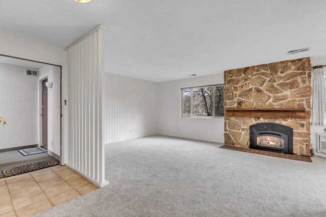 Building Photo - "Charming 2-Bed Oasis in Boulder with Spacious 862 Sq Ft Living!"