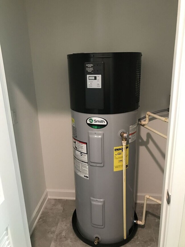 Building Photo - Newer 3/2.5ba Home at The Oaks in Moss Park with FREE Internet, Cable and Phone