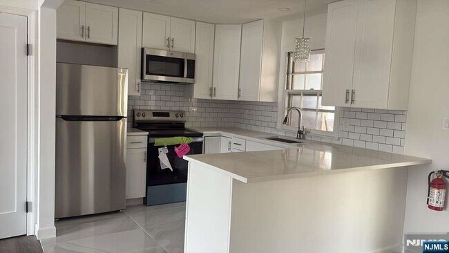 Building Photo - 671 Midland Ave