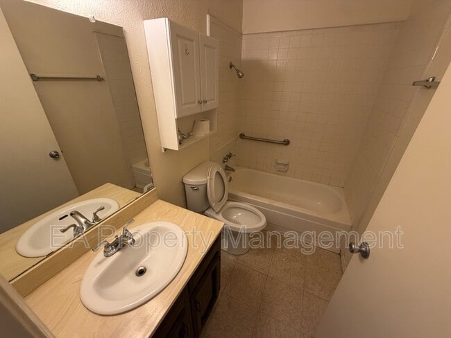 Building Photo - 12200 Candelaria Rd NE