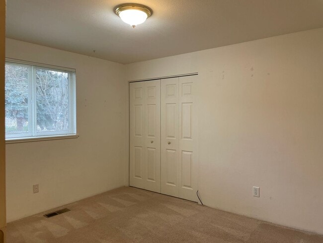 Building Photo - This 3 bedroom 2 bathroom home is located in beautiful Shady Cove