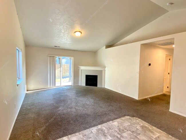 Building Photo - Central Oregon Living: Bright Home with Fi...
