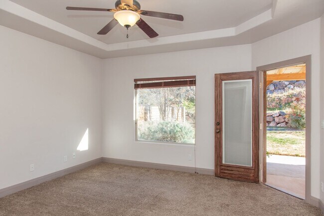 Building Photo - 3 Bedroom Single-Family Home in Central Hu...