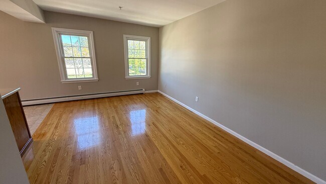 Building Photo - 2 BR with hardwood, private entrance/deck,...