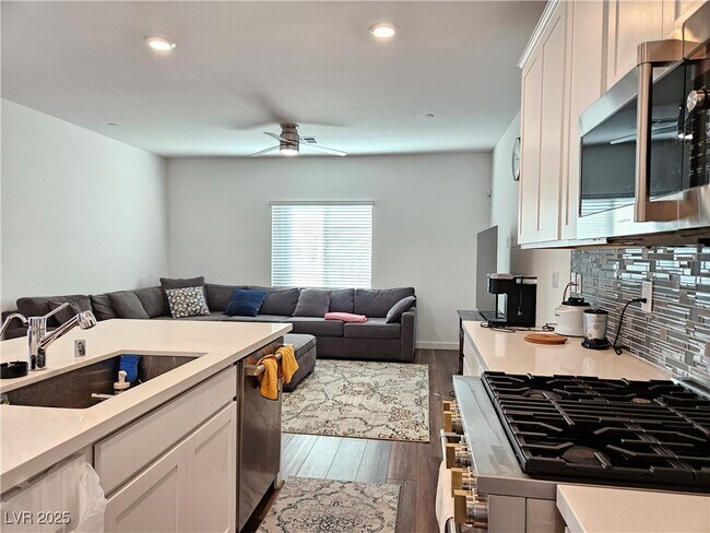 Building Photo - 600 N Carriage Hill Dr