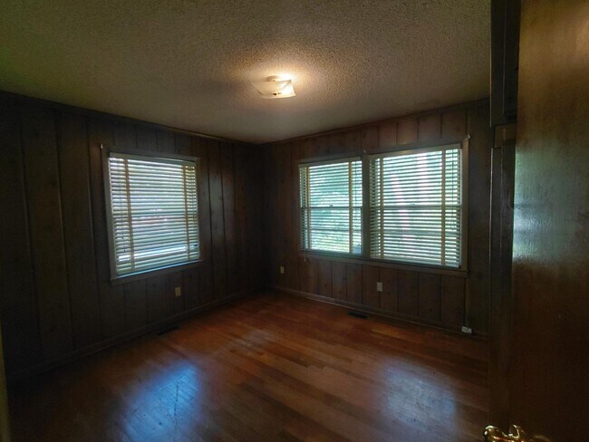 Building Photo - 1507 Brennen Rd