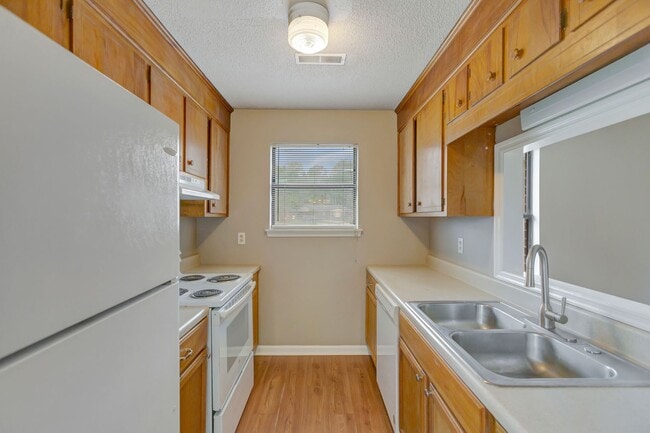Building Photo - MOVE IN SPECIAL! Two Bedroom Pet-Friendly Unit in Gadsden Acres!