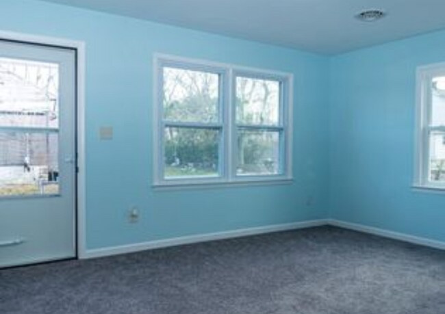 Building Photo - 301 W Chesapeake Ave