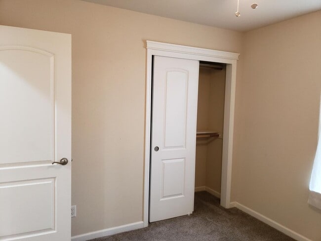 Building Photo - Shasta View Gardens - 3bd/2.5 ba + Office!