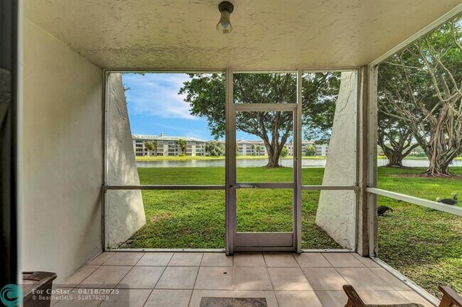 Building Photo - 9430 Poinciana Pl