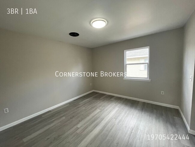 Building Photo - Fully remodeled, three bedroom apartment