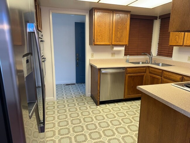 Building Photo - 3 Bedroom 2 bath with beautiful landscapin...