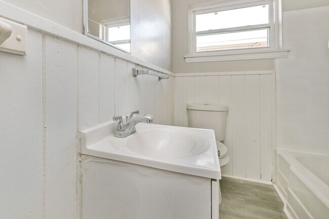 Building Photo - 2306 SW 8th Ave