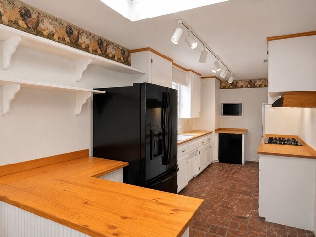 Building Photo - Spacious Student Rental Near Campus – HUGE DISCOUNT + ONE MONTH FREE!