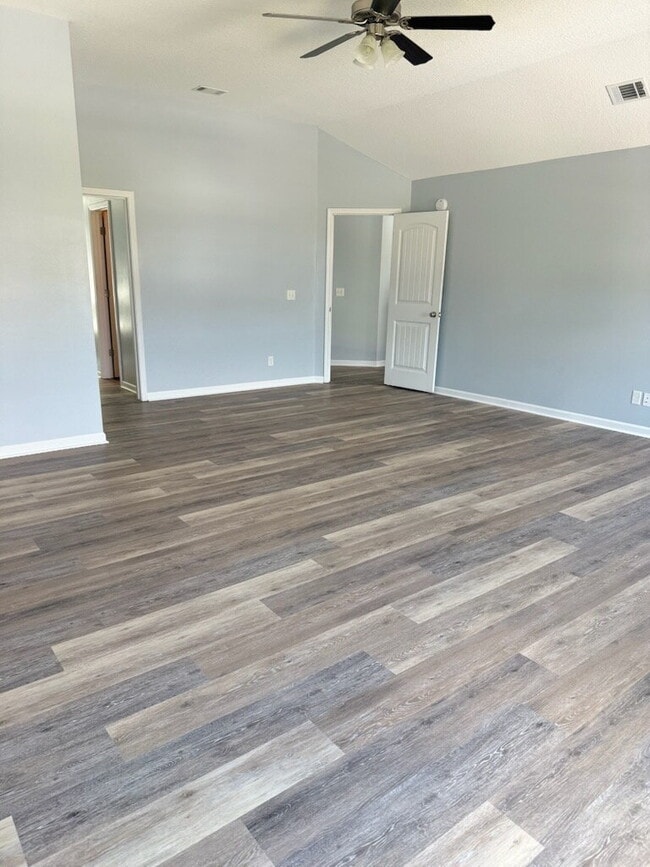 Building Photo - Large 5 bed home in excellent condition on...