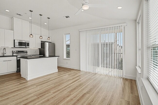 Building Photo - 2217 N Fitzhugh Ave