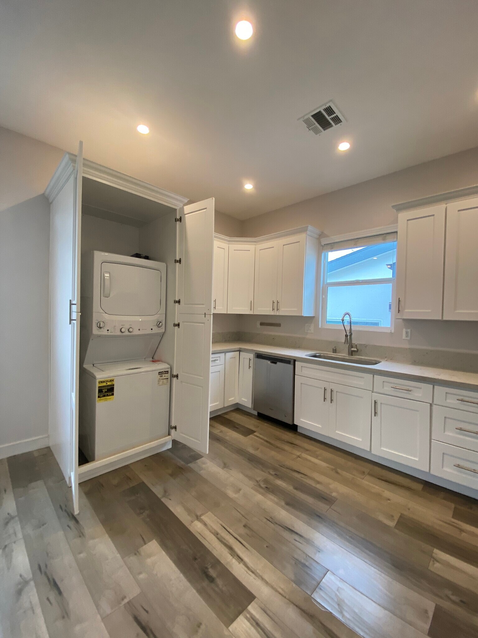 Building Photo - 3955 S Budlong Ave