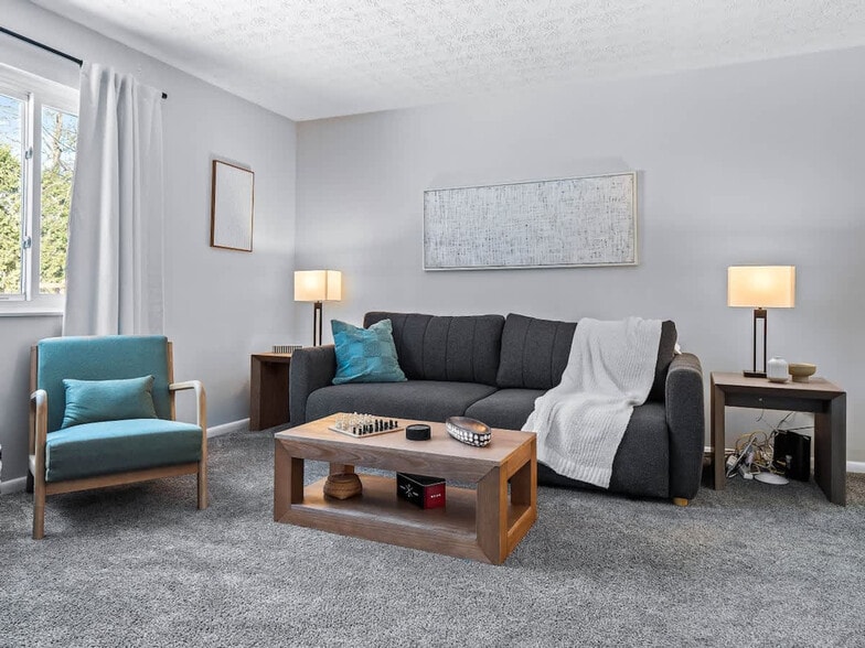 Building Photo - 676 Treeside Dr