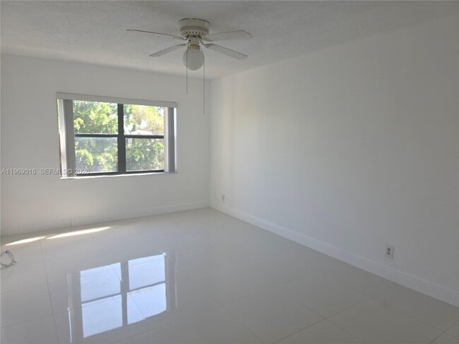 Building Photo - 8290 Lake Dr