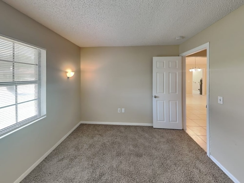 Building Photo - 902 Sunshine Way SW