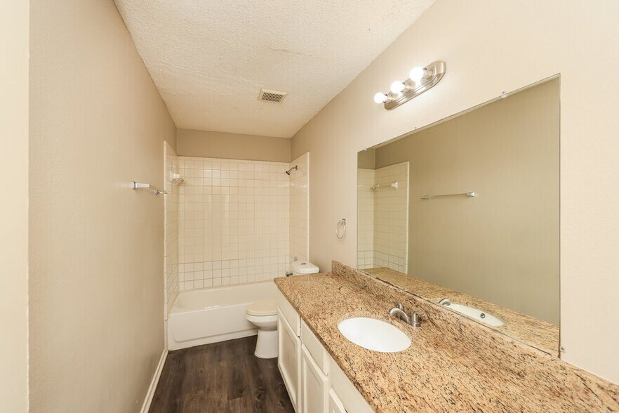 Building Photo - 2605 Hartford Ln