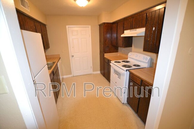 Building Photo - 2150 N Sherwood Forest Dr
