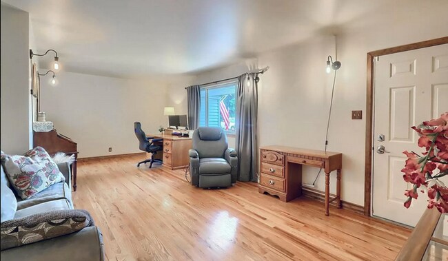 Building Photo - Huge room in a large shared home, private bathroom, great neighborhood, friendly roommates!