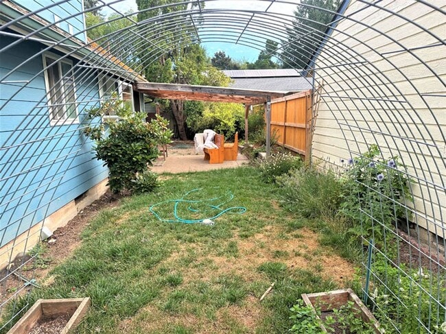 Building Photo - Cute home on Quiet Street 4bed/2bath