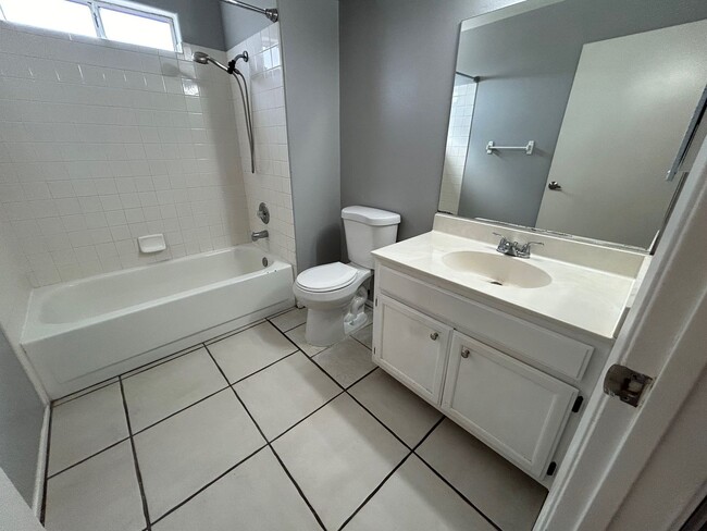 Building Photo - STUNNING 2 BEDROOM 2 BATHROOM 1ST FLOOR CO...