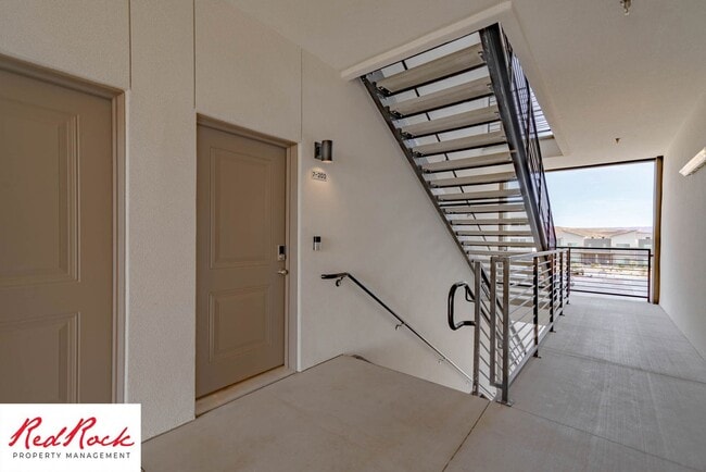 Building Photo - Spacious 3 Bedroom Unit in Desert Color With Pool & Lagoon Access