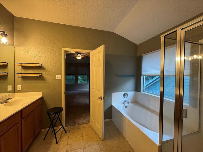 Building Photo - "Charming 3-Bedroom Retreat in Kyle, TX with Spacious Living and Modern Comforts!"