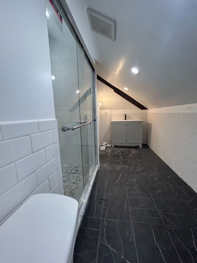 Building Photo - Stunning 5-Bedroom Home 2 Bathroom Single ...