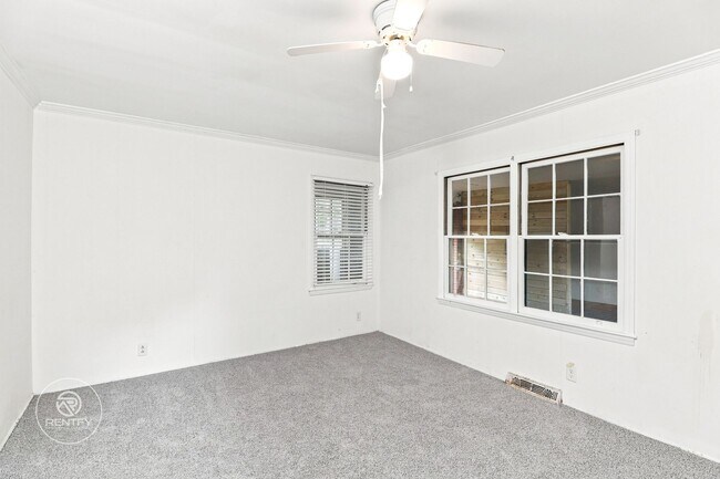 Building Photo - 3700 Driftwood Dr