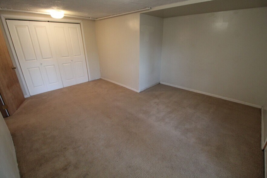 Master Bed - 12×16 - 10002 N Whitworth Dr