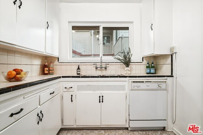 Building Photo - 1319 S Mansfield Ave