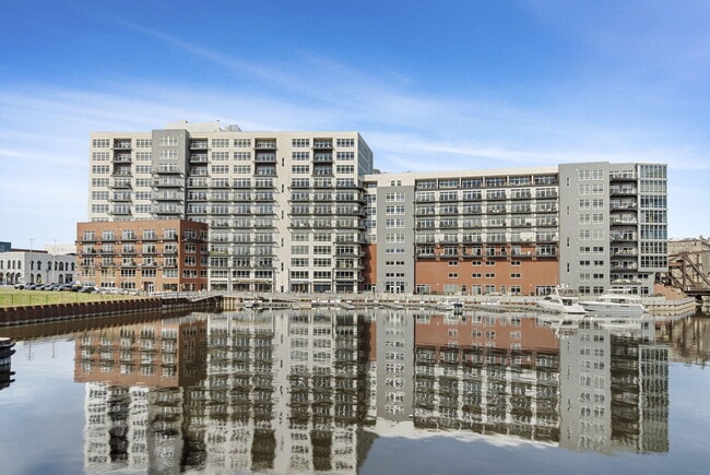 Building Photo - 106 W Seeboth St