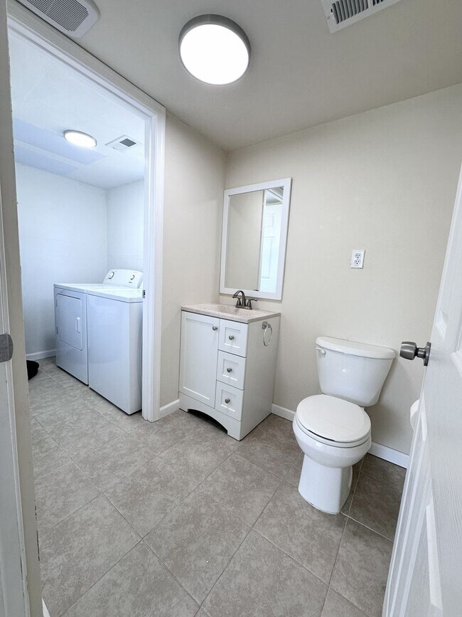 Building Photo - Charming Updated Home in Prime Chesapeake Location – Spacious Layout & Modern Touches!